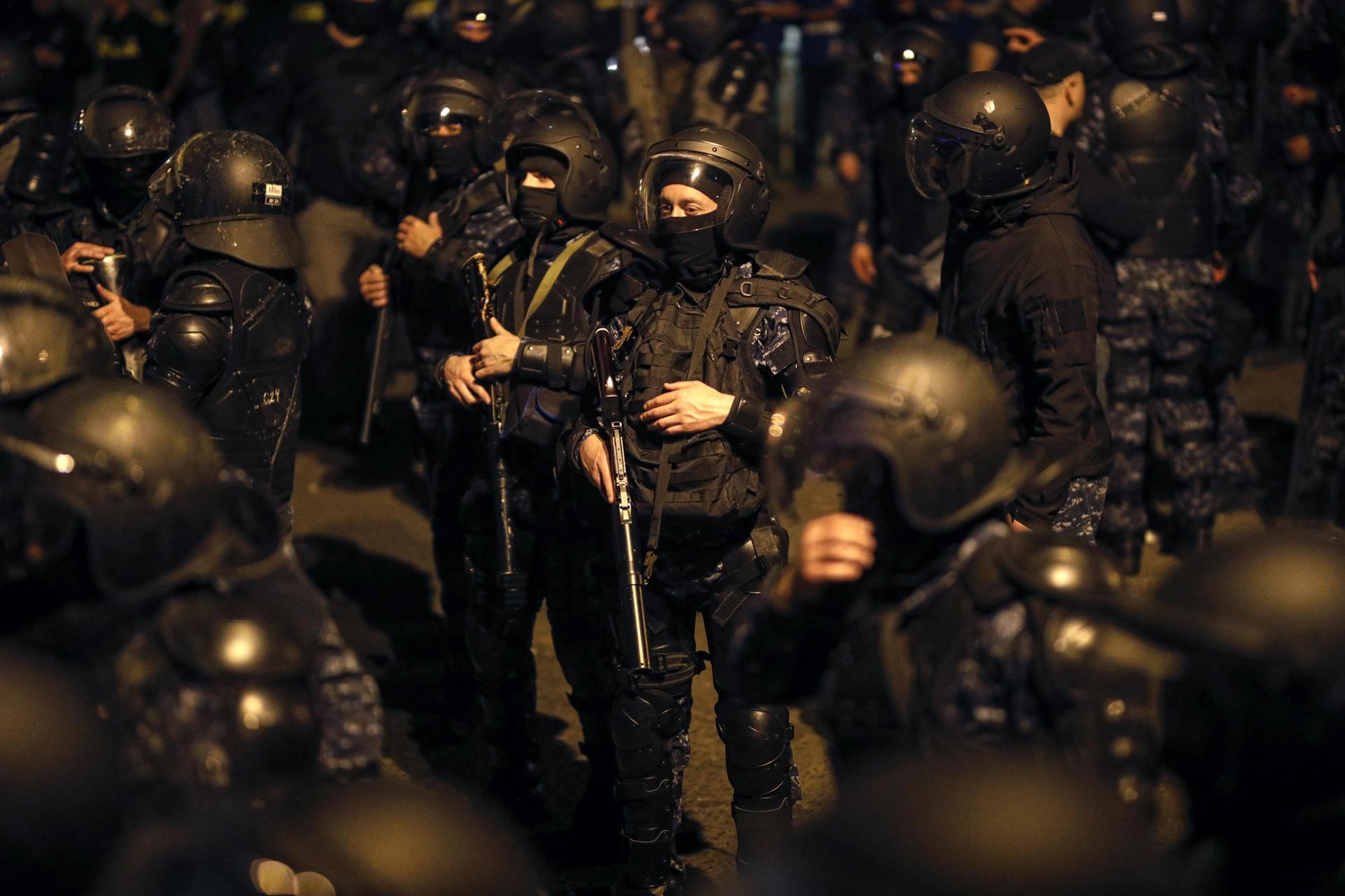 La policía antidisturbios de Georgia bloquea una calle mientras partidarios del partido de oposición protestan contra un proyecto de ley sobre "agentes extranjeros" cerca del Parlamento de Georgia en Tiflis, Georgia, el 16 de abril de 2024. EFE/EPA/DAVID MDZINARISHVILI

