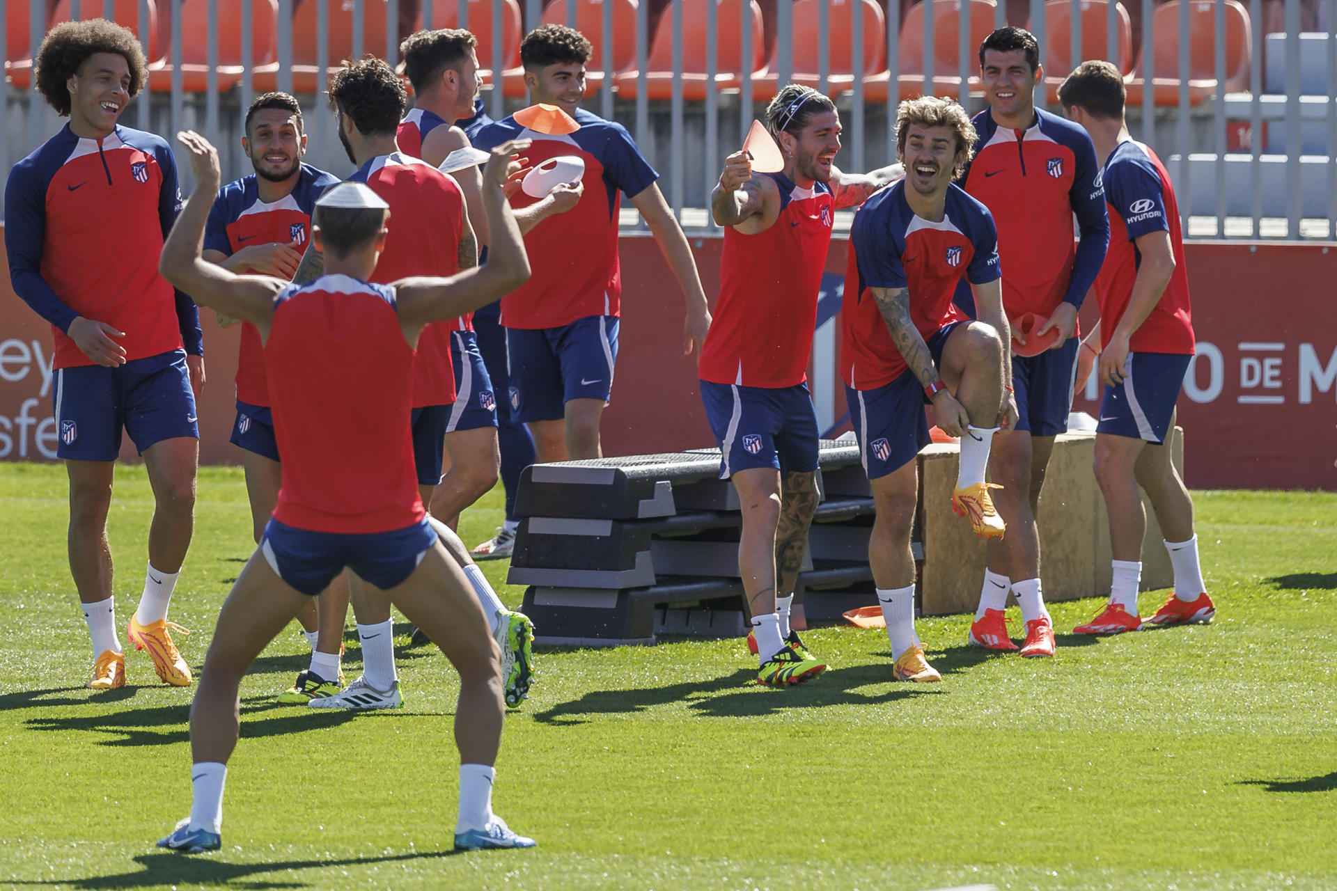 Los jugadores del Atlético bromean durante el entrenamiento.- EFE/Rodrigo Jiménez
