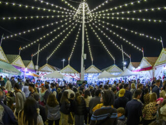 Ambiente en el Real de la Feria de Abril momentos antes de la clausura del evento con el apagado de las calles y Portada y la quema de los tradicionales fuegos artificiales, hoy sábado en Sevilla. EFE/ Raúl Caro.