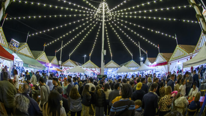 Ambiente en el Real de la Feria de Abril momentos antes de la clausura del evento con el apagado de las calles y Portada y la quema de los tradicionales fuegos artificiales, hoy sábado en Sevilla. EFE/ Raúl Caro.