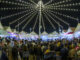 Ambiente en el Real de la Feria de Abril momentos antes de la clausura del evento con el apagado de las calles y Portada y la quema de los tradicionales fuegos artificiales, hoy sábado en Sevilla. EFE/ Raúl Caro.