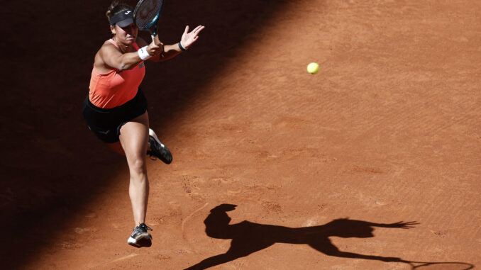 La tenista española Jessica Bouzas devuelve la pelota a su compatriota Paula Badosa durante el partido de la ronda de 128 del Mutua Madrid Open de Tenis disputado este miércoles en el Manolo Santana Stadium de la Caja Mágica. EFE/Sergio Pérez
