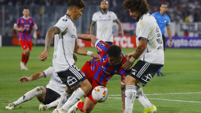 Maximiliano Falcón (d) de Colo Colo disputa el balón con Eduardo Nascimento (c) de Cerro en un partido de la fase de grupos de la Copa Libertadores. EFE/ Esteban Garay
