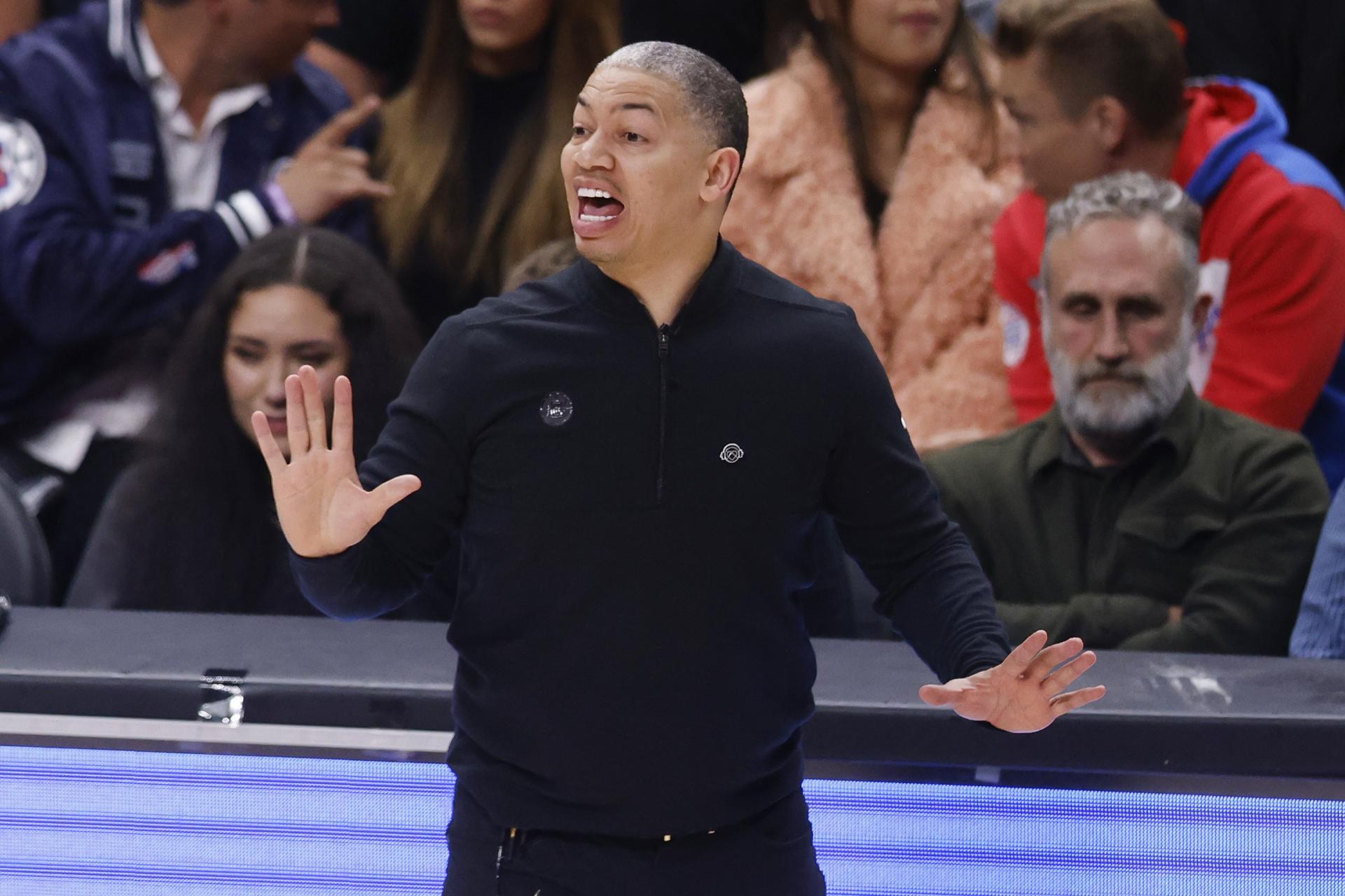 Tyronn Lue, entrenador principal de Los Angeles Clippers, dirige a sus jugadores durante el partido de baloncesto de la NBA entre los Denver Nuggets y los Angeles Clippers en los Ángeles, California, EE.UU. EFE/EPA/CAROLINE BREHMAN
