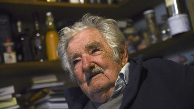 El expresidente de Uruguay José Mujica habla durante una entrevista con EFE, el 22 de abril de 2024, en Montevideo (Uruguay). EFE/ Sofía Torres
