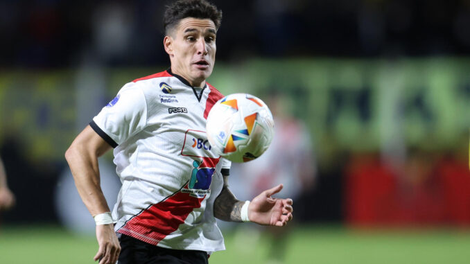 Facundo Callejo de Potosí controla un balón en un partido de la fase de grupos de la Copa Sudamericana entre Nacional Potosí y Boca Juniors. EFE/ Luis Gandarillas
