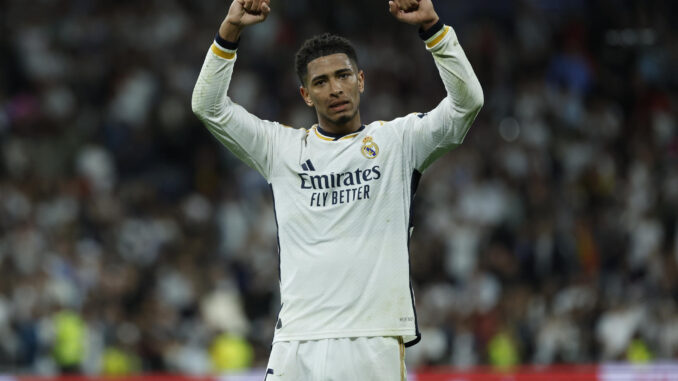 El centrocampista británico del Real Madrid Jude Bellingham celebra su gol de la victoria ante el Barcelona durante el partido de la jornada 32 de LaLiga. EFE/JUANJO MARTIN
