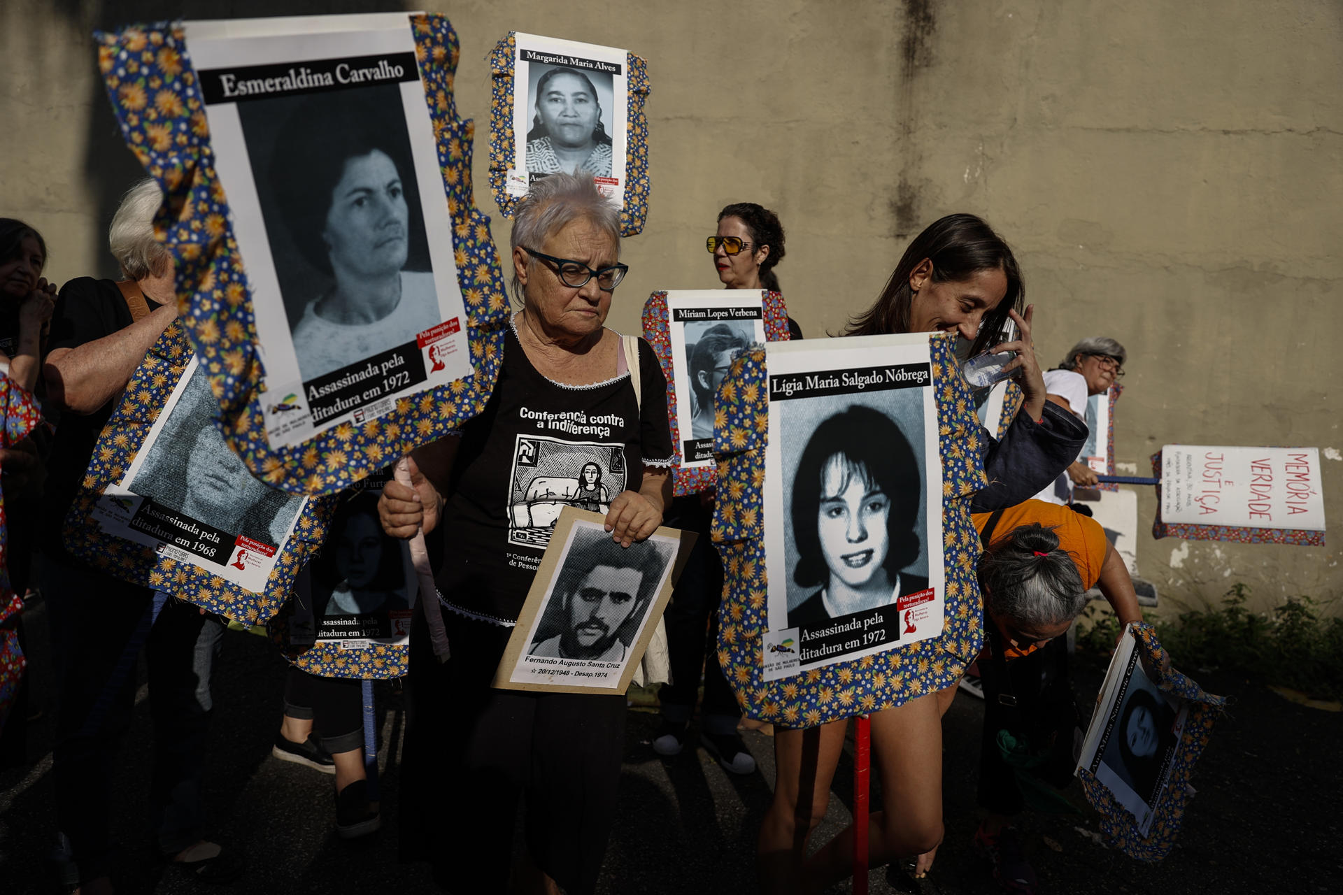 Un grupo de personas participa en la Marcha del Silencio desde un antiguo centro de torturas hasta el Parque Ibirapuera, este domingo en São Paulo (Brasil). EFE/ Sebastiao Moreira
