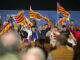 El presidente del PP, Alberto Núñez Feijóo, durante un acto de campaña de apoyo al candidato del partido a la Generalitat, Alejandro Fernández (d), este domingo en Lleida. EFE/Álex López