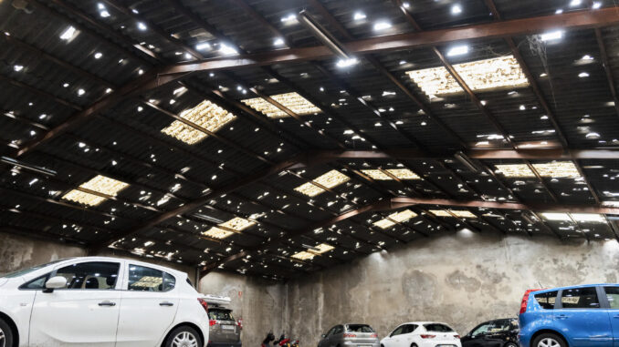 Vista de archivo de agosto de 2022 de un parking afectado como consecuencia de la tormenta de granizo en La Bisbal de L'Empordà, Girona. EFE/David Borrat.
