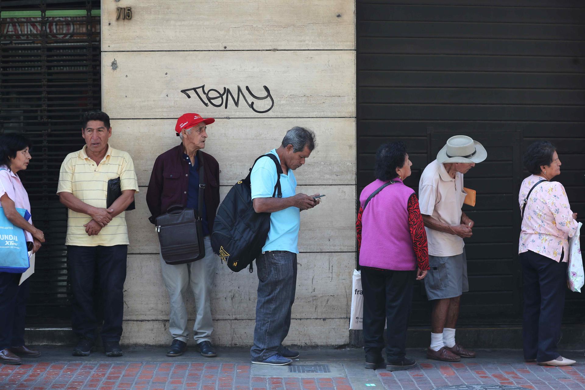 Jubilados hacen fila para ser atendidos en una oficina del Fondo Nacional de Vivienda (FONAVI), el 12 de abril de 2024 en Lima (Perú). EFE/Paolo Aguilar
