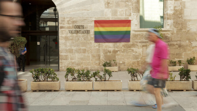 Imagen de la fachada de las Cortes valencianas en 2023, luciendo la bandera arcoíris con motivo de la conmemoración del Día del Orgullo LGTBI. EFE/ Manuel Bruque
