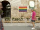 Imagen de la fachada de las Cortes valencianas en 2023, luciendo la bandera arcoíris con motivo de la conmemoración del Día del Orgullo LGTBI. EFE/ Manuel Bruque