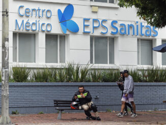 Fotografía que muestra la fachada de un centro médico de la EPS Sanitas este miércoles en Bogotá (Colombia). EFE/Mauricio Dueñas Castañeda
