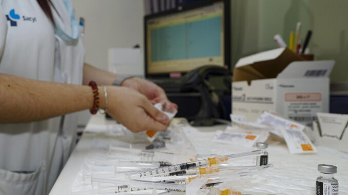 Imagen de archivo de una enfermera preparando unas dosis de vacunas. EFE/Nacho Gallego
