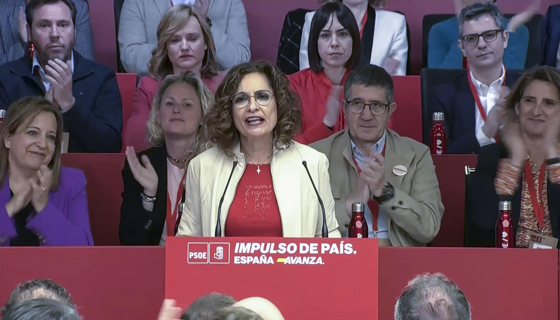 Captura de video de la intervención de la vicepresidenta primera del Gobierno y número dos del PSOE, María Jesús Montero, que ha pedido este sábado a Pedro Sánchez en el Comité Federal del partido que siga adelante como presidente del Ejecutivo, y ha respondido a la carta que envió por redes sociales diciéndole que "merece la pena que ganen los buenos". EFE/PSOE -SOLO USO EDITORIAL/SOLO DISPONIBLE PARA ILUSTRAR LA NOTICIA QUE ACOMPAÑA (CRÉDITO OBLIGATORIO)-
