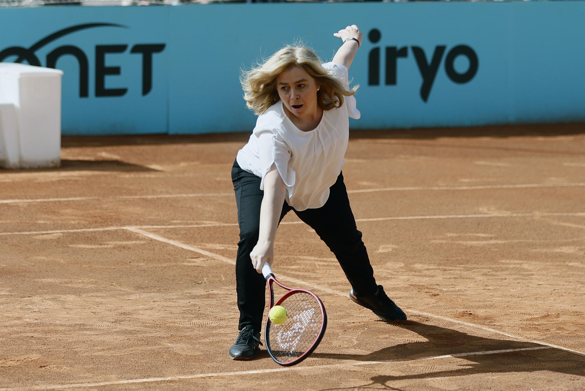 La vicealcaldesa de Madrid, Inmaculada Sanz, durante la inauguración de una pista de tenis en la Plaza Mayor de Madrid con motivo de la celebración del Mutua Madrid Open. EFE/ Rodrigo Jiménez
