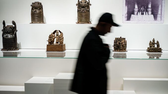 Imagen de archivo de los llamados 'bronces de Benin' que se exhiben en el museo del Foro Humboldt en Berlín, Alemania. EFE/EPA/CLEMENS BILAN
