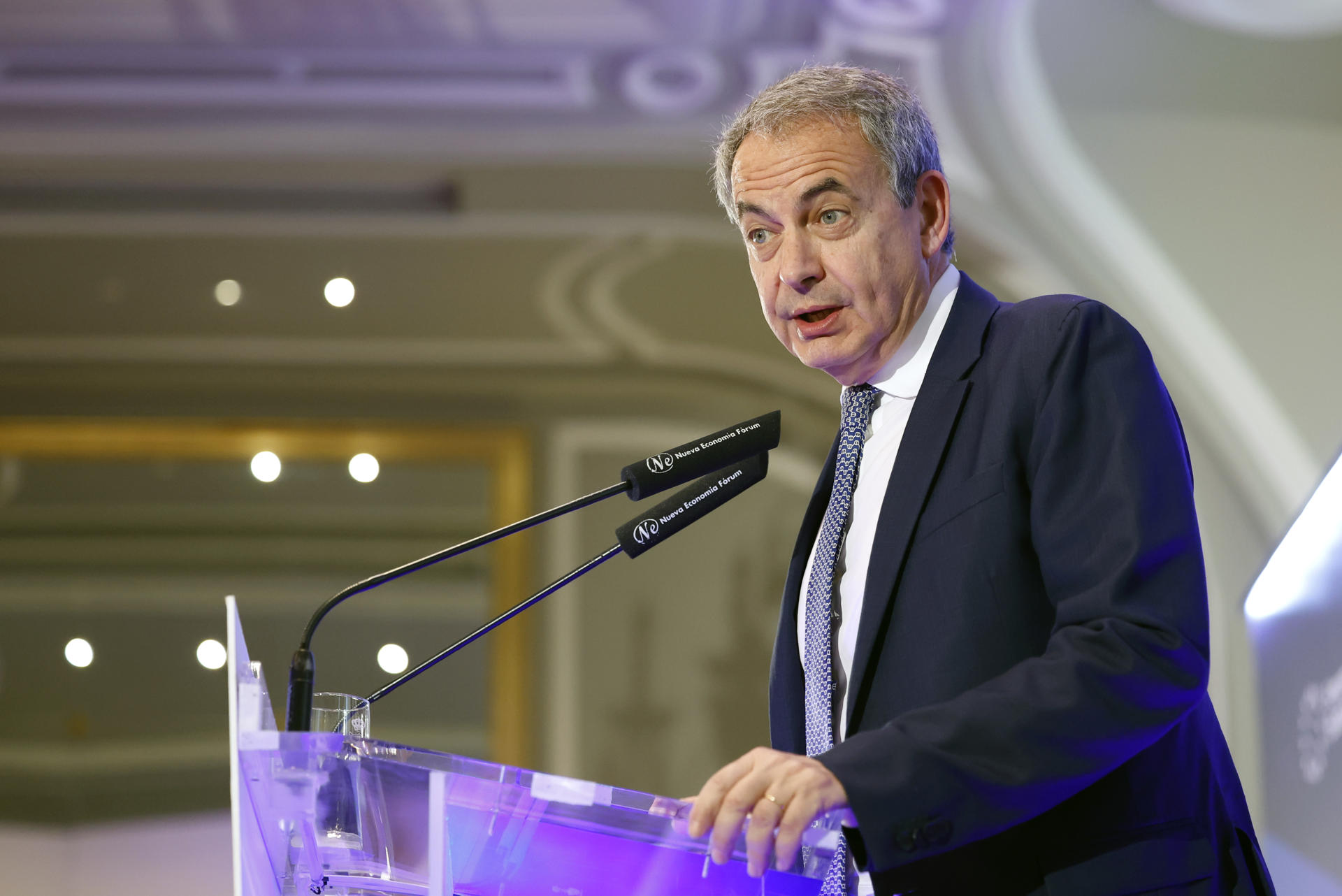 El expresidente del Gobierno José Luis Rodríguez Zapatero en un desayuno informativo este viernes en Madrid. EFE/ Mariscal
