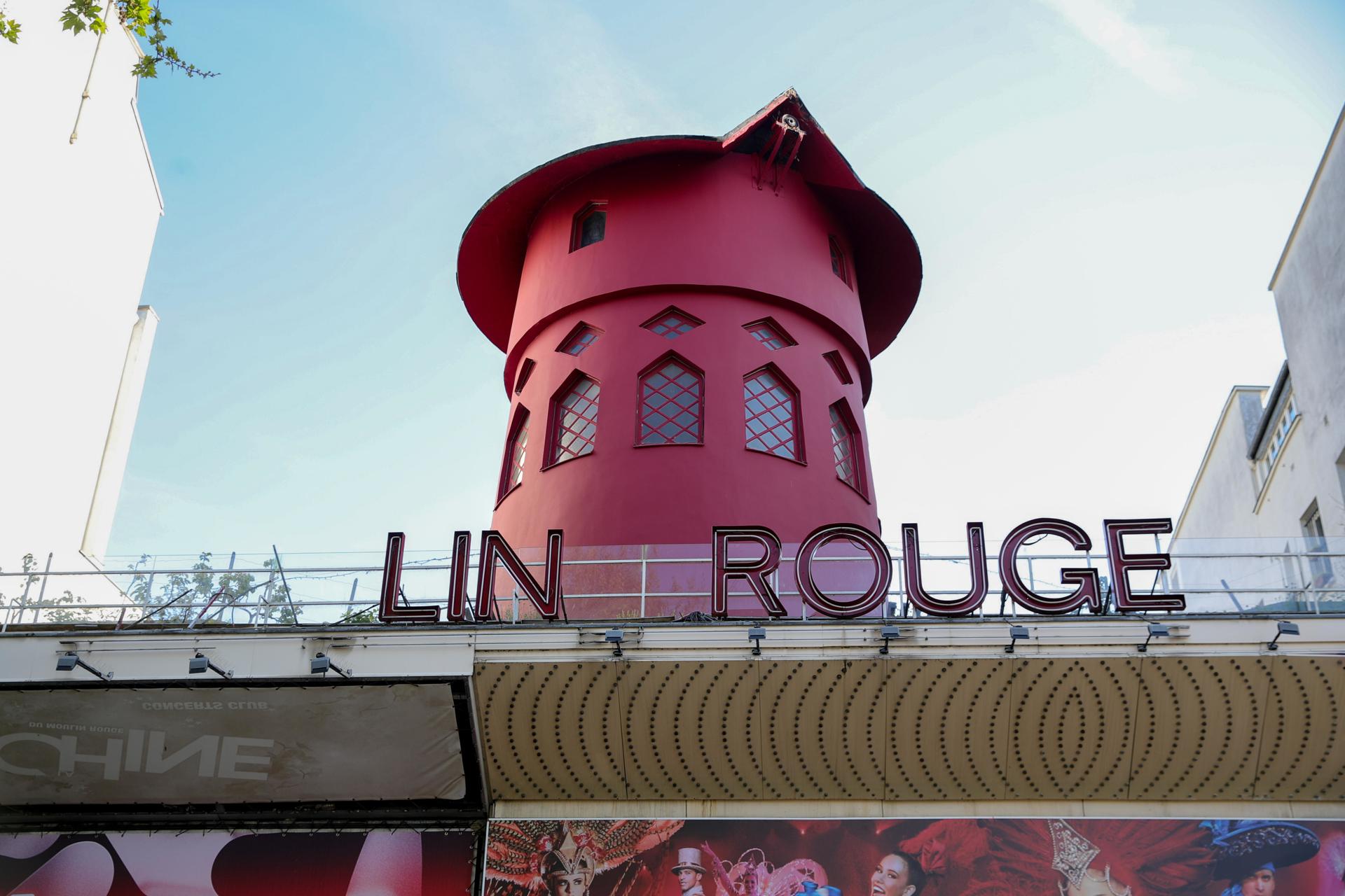 Fachada Moulin Rouge sin aspas en París, Francia, 25 de abril de 2024. Durante la noche del 24 al 25 de abril, las aspas del Moulin Rouge se derrumbaron sin causar víctimas, según fuentes oficiales. (Francia) EFE/EPA/Teresa Suárez
