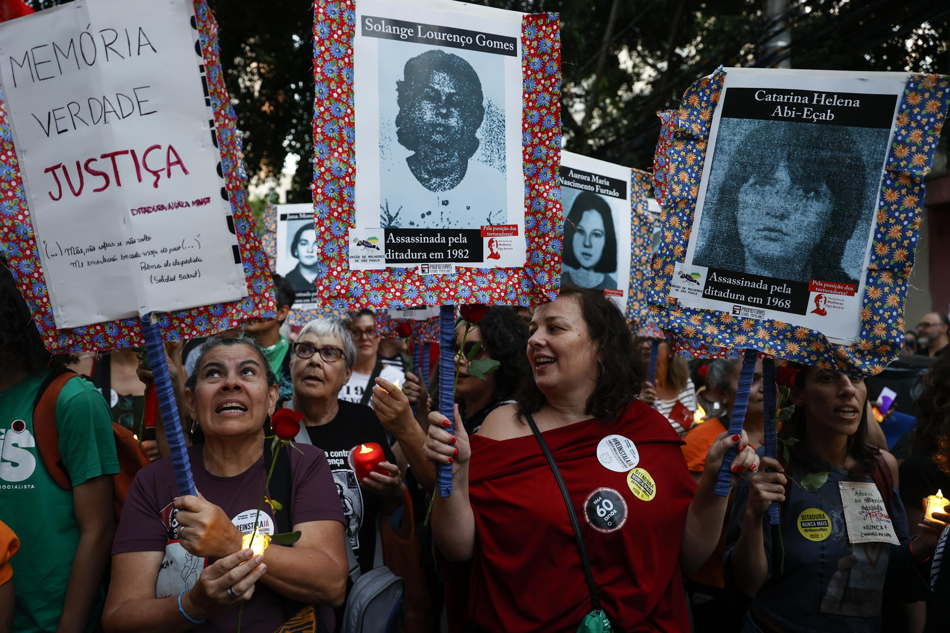 Un grupo de personas participa en la Marcha del Silencio desde un antiguo centro de torturas hasta el Parque Ibirapuera, este domingo en São Paulo (Brasil). EFE/ Sebastiao Moreira
