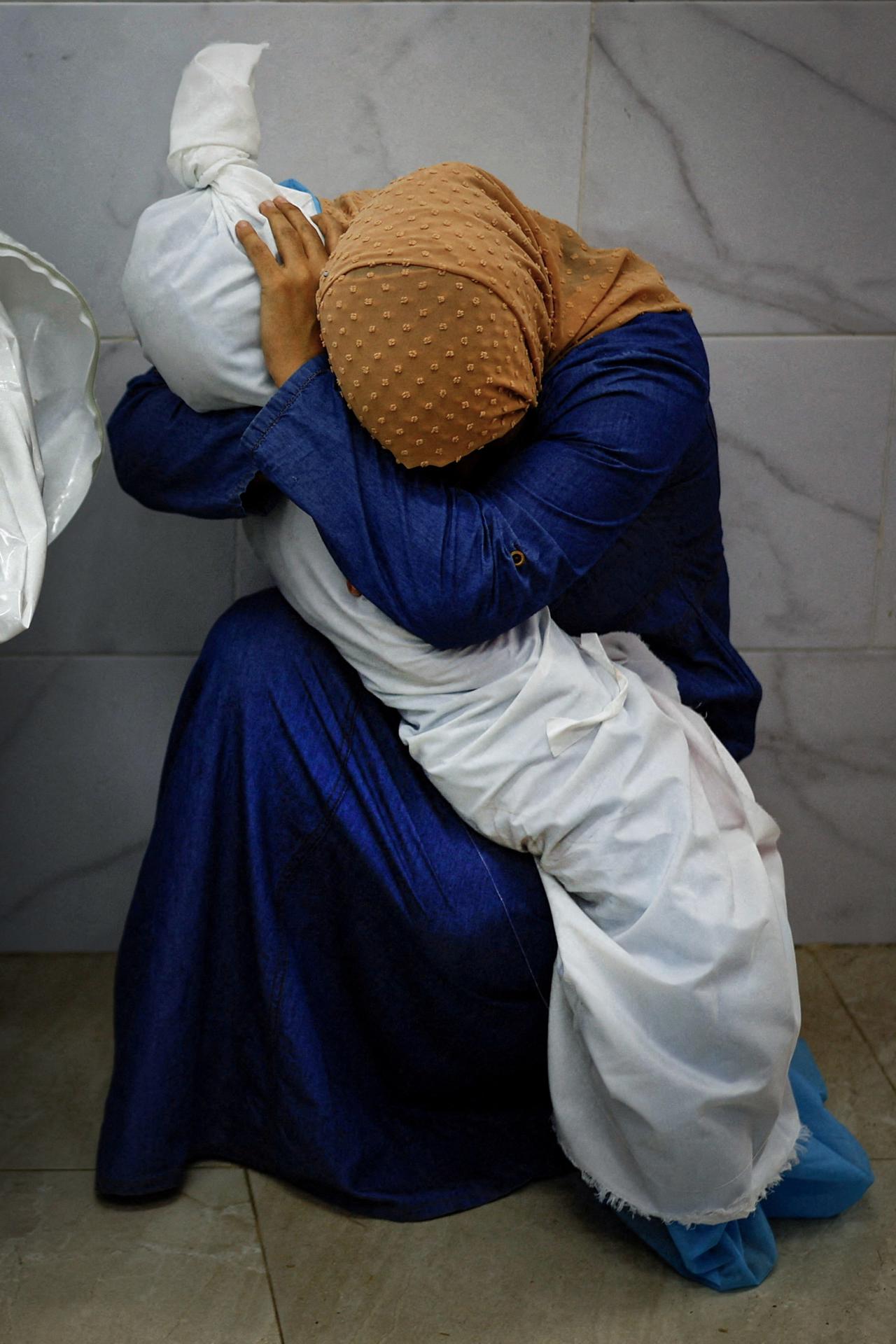 Foto de Mohammed Salem, autor de “Una mujer palestina abraza el cuerpo de su sobrina”, una niña de 5 años envuelta en una sábana blanca. EFE/EPA/MOHAMMED SALEM / HANDOUT MANDATORY CREDIT: Mohammed Salem/World Press Photo Foundation -- NO COVERS -- NO CROPPING, RESIZING, MANIPULATING -- NO SOCIAL MEDIA USAGE -- HANDOUT EDITORIAL USE ONLY/NO SALES HANDOUT EDITORIAL USE ONLY/NO SALES
