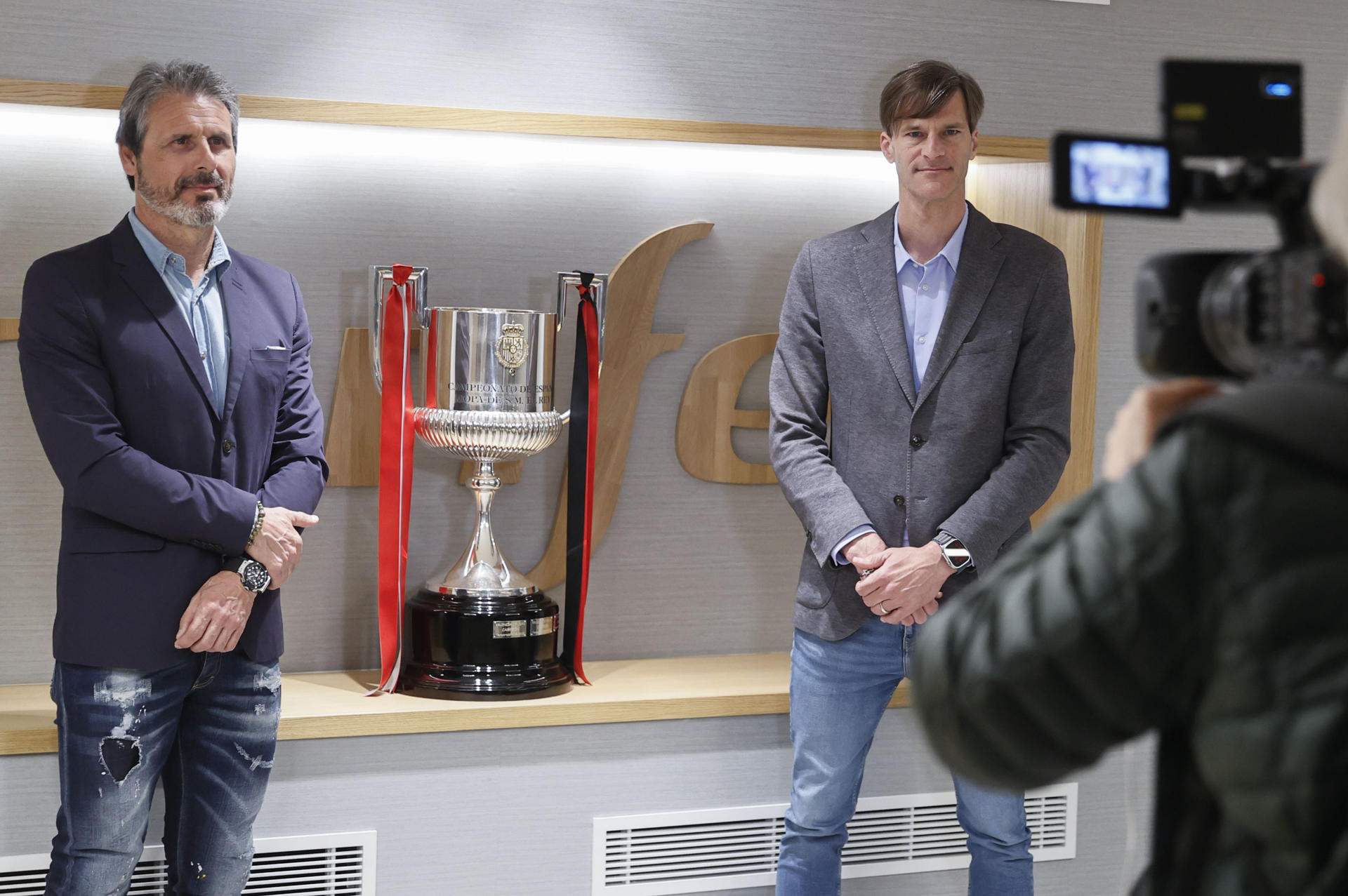 Los exfutbolistas Rafael Alkorta (i), en representación del Athletic Club, y Leo Franco, en representación del Mallorca, posan con la Copa del Rey en la estación de Atocha en Madrid, este jueves, durante su traslado a Sevilla. EFE/ Fernando Alvarado
