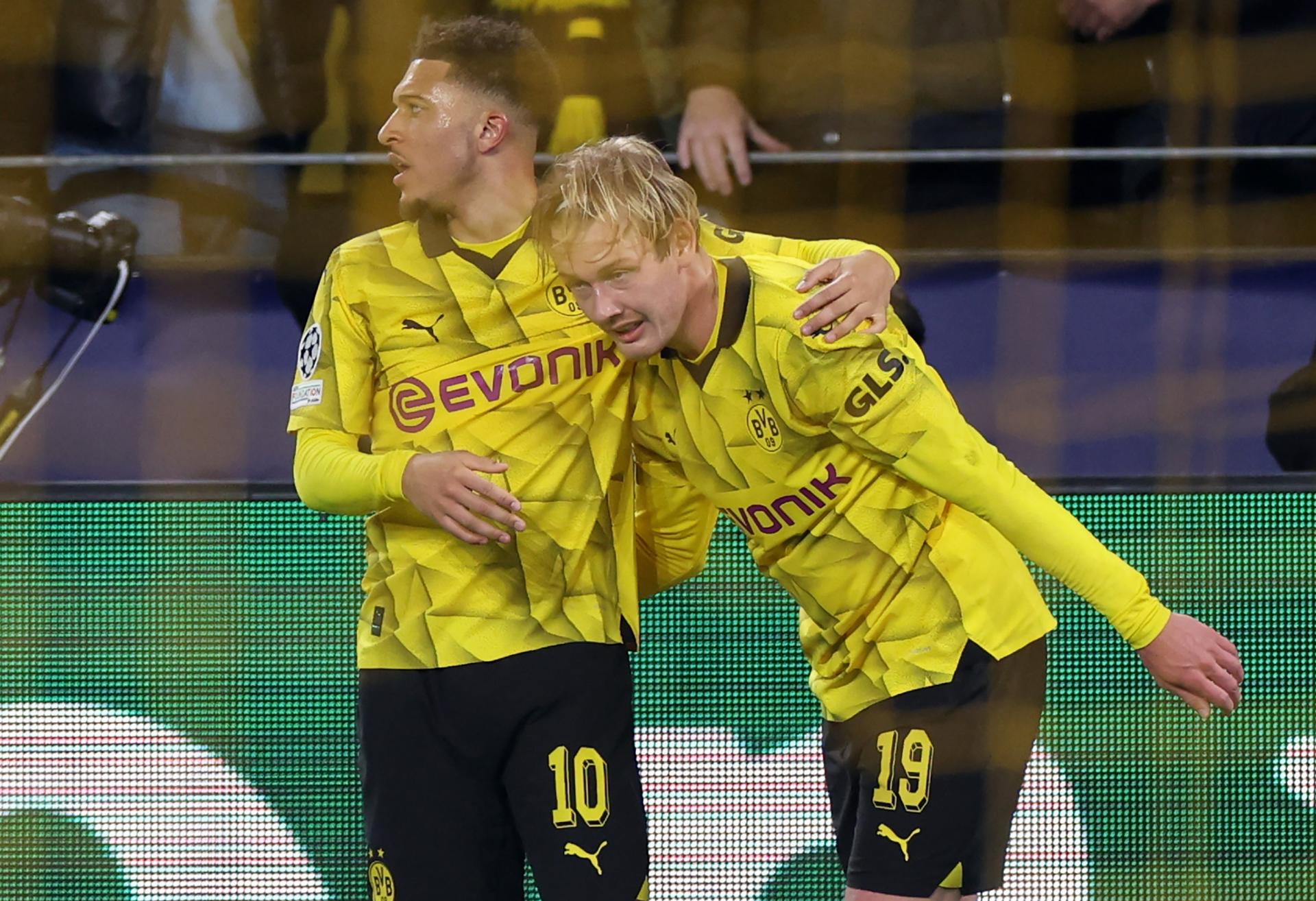 Los jugadores del Dortmund Julian Brandt (2-d) y Jadon Sancho celebran el 1-0 en Dortmund. EFE/EPA/CHRISTOPHER NEUNDORF
