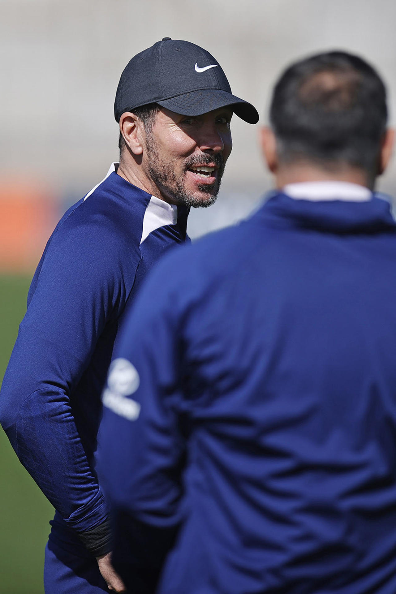 El entrenador del Atlético de Madrid, Diego Pablo Simeone, dirige la sesión de entrenamientos de este jueves en la Ciudad Deportiva Wanda en Majadahonda, Madrid. EFE/AtléticodeMadrid.com
