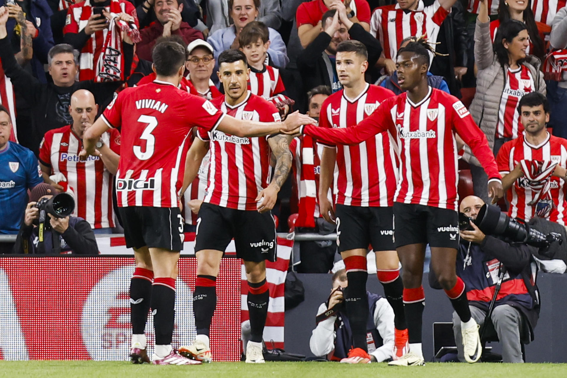 El delantero del Athletic Club Gorka Guruzeta (2d) celebra su gol con sus compañeros durante el encuentro de la jornada 32 de LaLiga entre Athletic Club de Bilbao y Granada CF, este viernes en el estadio de San Mamés, en Bilbao. EFE/ Miguel Toña
