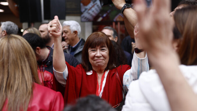 La presidenta del Partido Socialista, Cristina Narbona, saluda a un grupo de simpatizantes tras interrumpir el acto los líderes socialistas presentes en el Comité Federal del PSOE y salir a la calle para acompañar a los miles de militantes que desde primera hora siguen las intervenciones por pantallas habilitadas, este sábado en la calle Ferraz, de Madrid. EFE/ Rodrigo Jiménez
