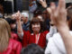 La presidenta del Partido Socialista, Cristina Narbona, saluda a un grupo de simpatizantes tras interrumpir el acto los líderes socialistas presentes en el Comité Federal del PSOE y salir a la calle para acompañar a los miles de militantes que desde primera hora siguen las intervenciones por pantallas habilitadas, este sábado en la calle Ferraz, de Madrid. EFE/ Rodrigo Jiménez