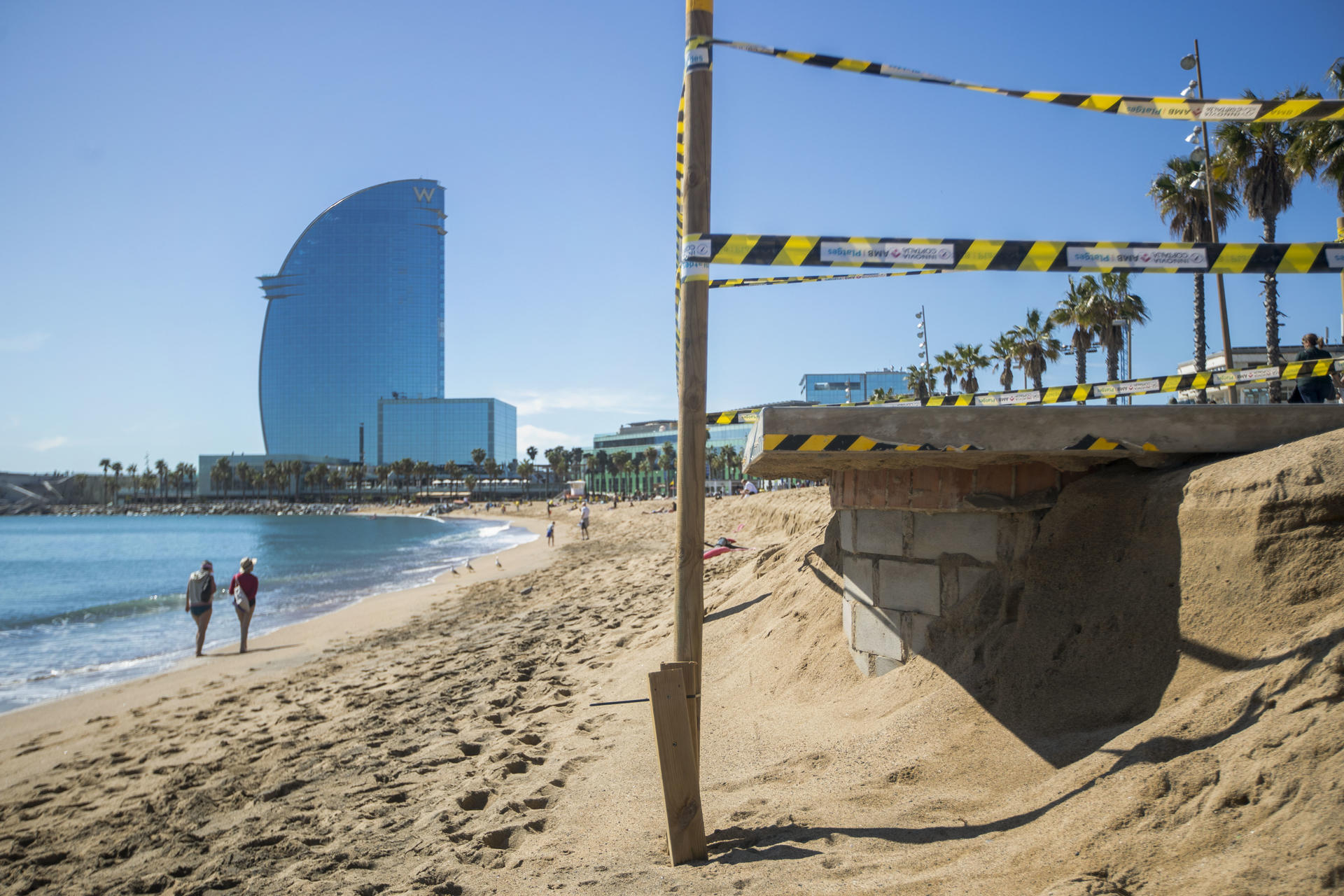 Fotografía de la playa de Sant Sebastià donde el temporal de los pasados días se ha llevado parte de la playa y ha dejado al descubierto muros, rocas y tuberías este lunes, en Barcelona. EFE/ Marta Pérez
