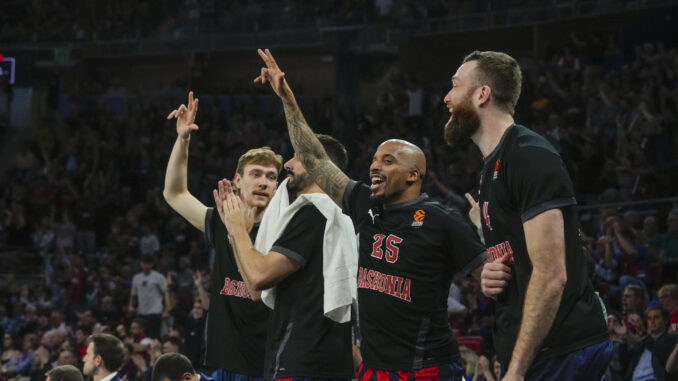 Los jugadores del Baskonia celebran una acción durante un partido de la Euroliga de baloncesto, entre el Baskonia y el Virtus Bolonia, en Vitoria (País Vasco). EFE/ Adrian Ruiz Hierro
