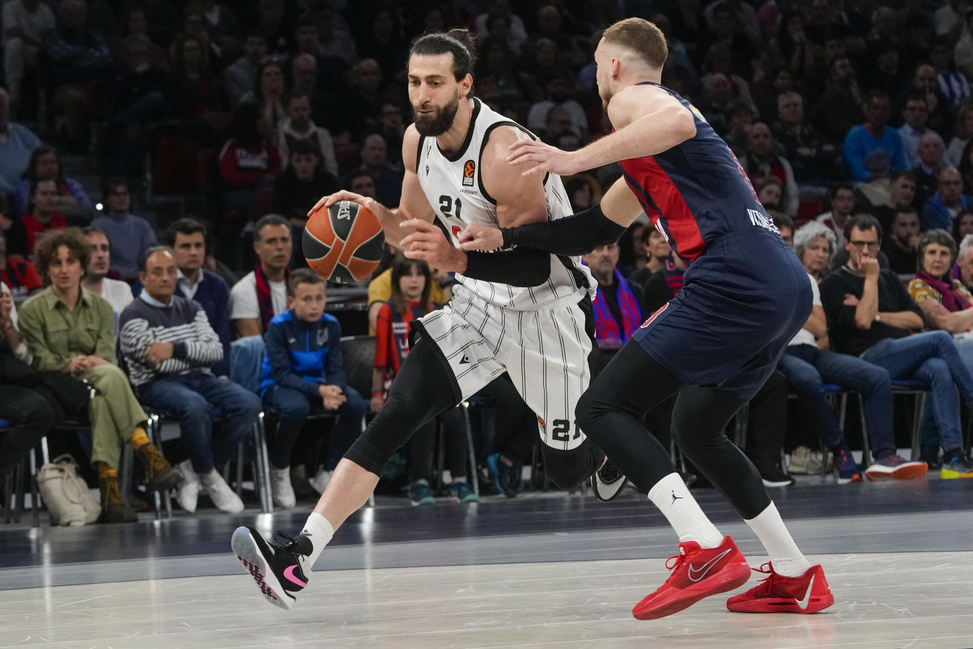 El alero lituano del Baskonia Tadas Sedekerskis (d) defiende al alero de Georgia Tornike Shengelia (i) del Virtus Bolonia este viernes, durante un partido de la Euroliga de baloncesto, entre el Baskonia y el Virtus Bolonia, en Vitoria (País Vasco). EFE/ Adrian Ruiz Hierro
