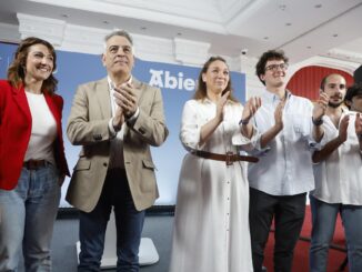 El candidato del PP a lehendakari, Javier de Andrés (2i), hace campaña electoral este sábado en San Sebastián acompañado de candidatos y militantes guipuzcoanos. EFE/Juan Herrero