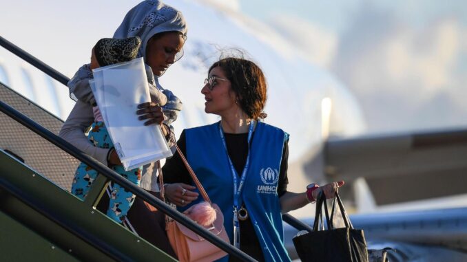 Imagen de archivo de una cooperante de Acnur acompañando a una mujer solicitante de asilo. EFE/ Alessandro Di Meo
