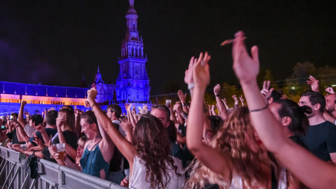 Imagen de archivo de asistentes a uno de los conciertos del festival Icónica que se celebra en la capital andaluza. EFE / Raúl Caro
