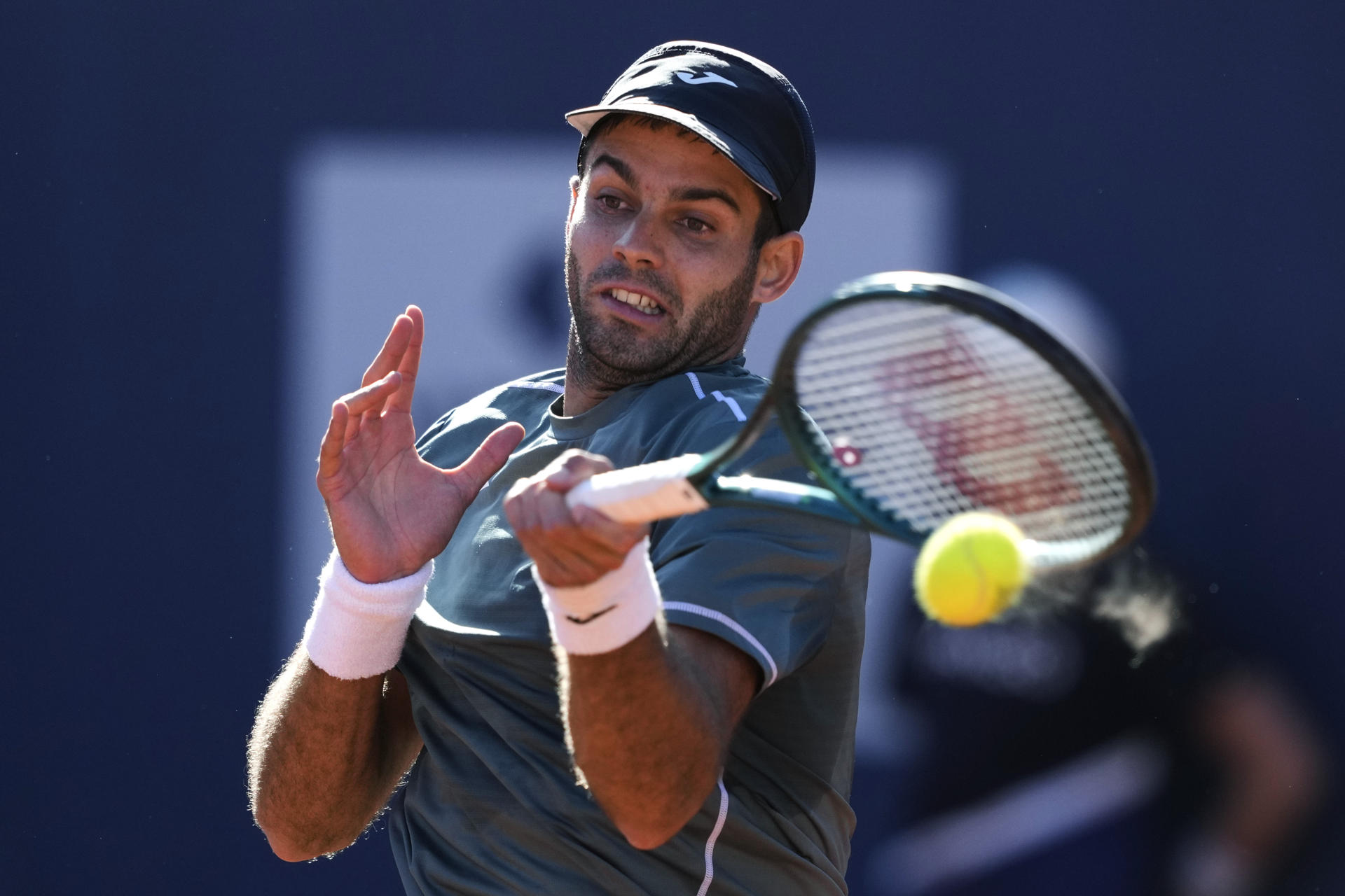 El tenista argentino Facundo Díaz durante el partido contra el griego Stefanos Tsitsipas en los cuartos de final del Barcelona Open Banc Sabadell-Trofeo Conde de Godó. EFE/Alejandro García
