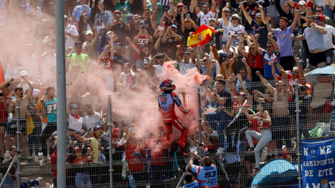 Marc Márquez (c) celebra con los seguidores tras acabar segundo la carrera de MotoGP del Gran Premio de España disputado en el Circuito de Jerez - Ángel Nieto (Cádiz). EFE/Román Ríos
