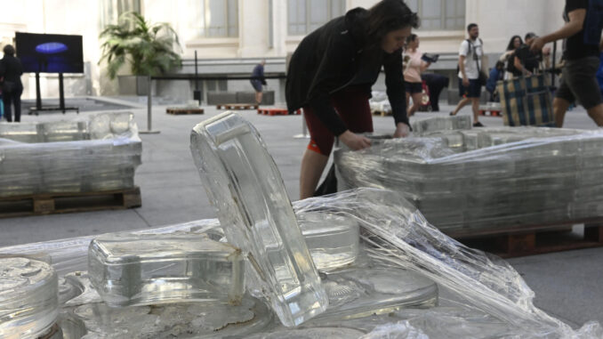 Reparto de piezas de vidrio del monumento conmemorativo del 11M, desmontado con motivo de la ampliación de la línea 11 de Metro de Madrid, este sábado en la Galería de Cristal del Palacio de Cibeles, en Madrid. EFE/ Victor Lerena
