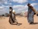 En la imagen de archivo, unas mujeres transportan agua hasta sus improvisados barracones en las afueras de Wajir, unos 1.400 kilómetros al norte de Nairobi (Kenia). EFE/Stephen Morrison