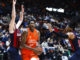 El ala pívot nigeriano del Baskonia, Chima Moneke (d), y su compañero de equipo, Nikos Rogkavopoulos (i), intentan detener a Alpha Kaba (c), del Valencia durante el partido de Liga Endesa de baloncesto en la Fuente de San Luis. EFE/ Miguel Ángel Polo