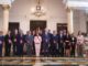 Fotografía cedida por la Presidencia de Perú de la mandataria, Dina Boluarte, mientras posa junto a los nuevos integrantes de su gabinete de ministros, este lunes en Lima (Perú). EFE/Presidencia Del Perú