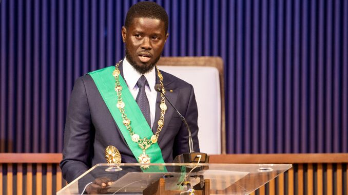 El nuevo presidente de Senegal, Bassirou Diomaye Faye, durante su ceremonia de toma de posesión en el Centro Internacional de Convenciones Abdou Diouf en Diamniadio, Senegal, el 2 de abril de 2024. EFE/EPA/JEROME FAVRE
