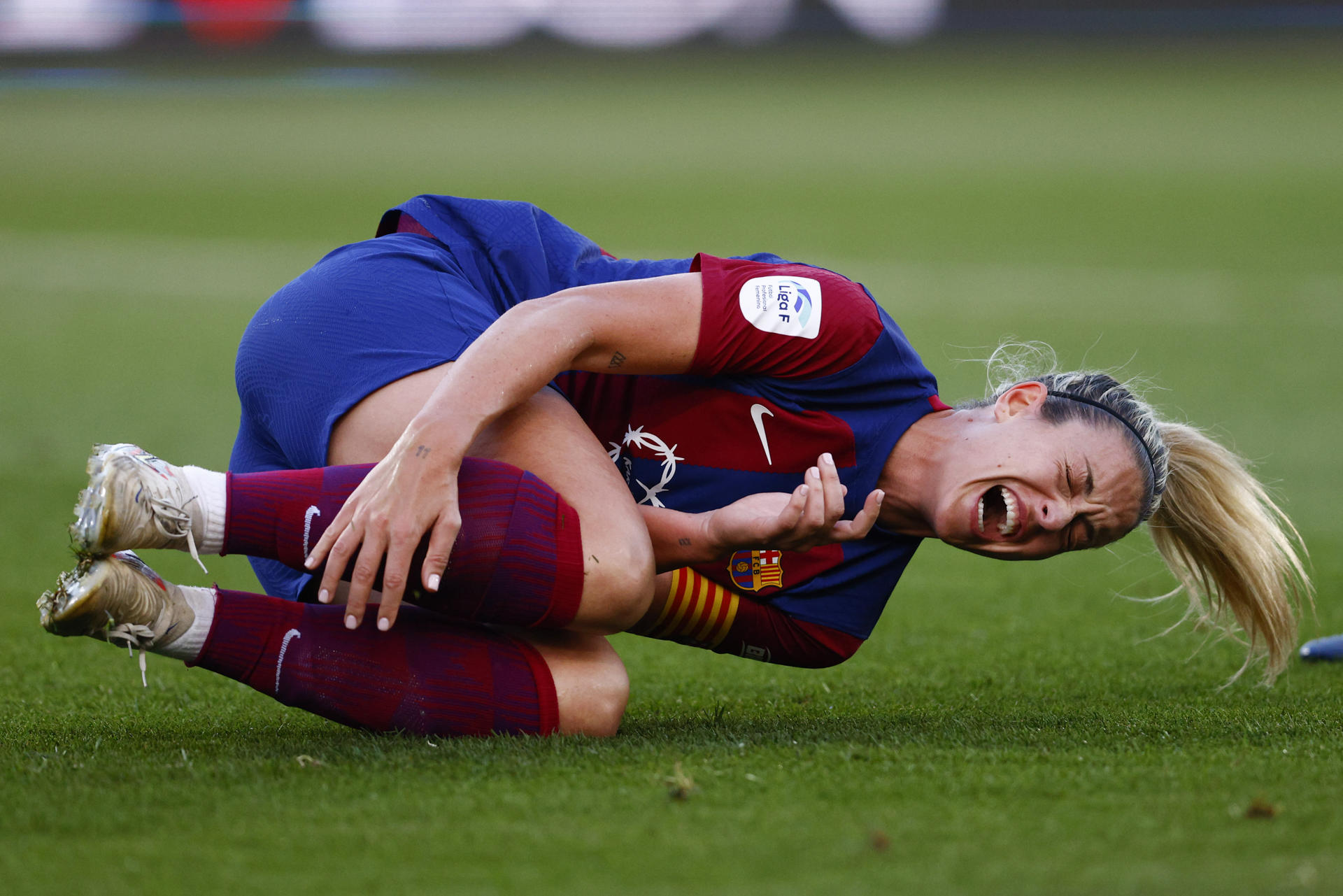 La centrocampista del FC Barcelona Alexia Putellas se duele tras un golpe durante el encuentro correspondiente a la jornada 25 de la Liga F entre FC Barcelona y el Villarreal CF, este sábado en el estadio Johan Cruyff, en Barcelona. EFE/Quique García
