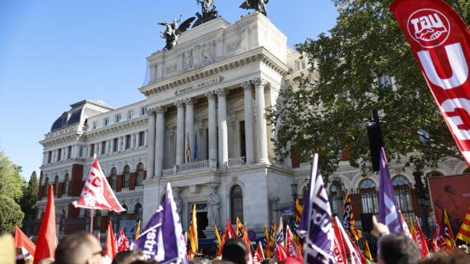 Unas 4.000 personas trabajadoras asalariadas del sector primario, según fuentes de los convocantes, se ha concentrado este jueves frente a la sede del Ministerio de Agricultura, Pesca y Alimentación (MAPA) para reclamar que se les tenga en cuenta en el diálogo del Gobierno con el sector. EFE/ Rodrigo Jiménez
