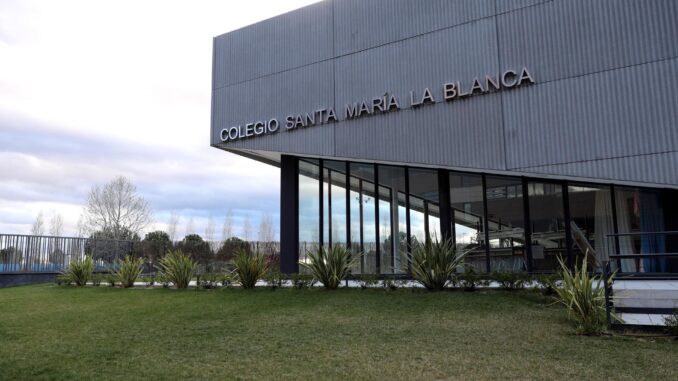 El colegio concertado Santa María La Blanca, en el barrio madrileño de Montecarmelo. EFE/ Rodrigo Jiménez
