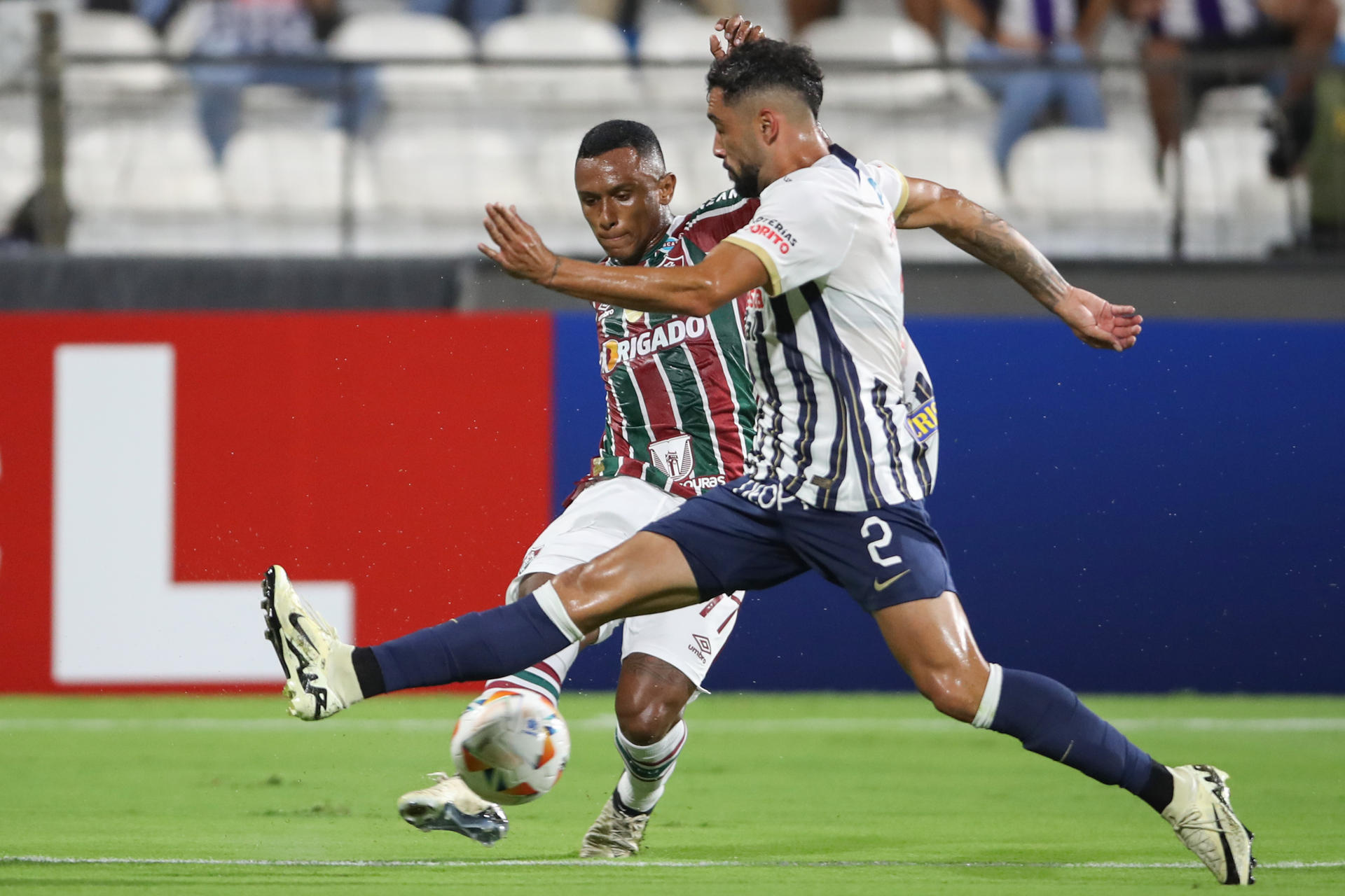 Juan Pablo Freytes (d) de Alianza disputa el balón con Jan Lucumí de Fluminense en un partido de la fase de grupos de la Copa Libertadores. EFE/ Paolo Aguilar
