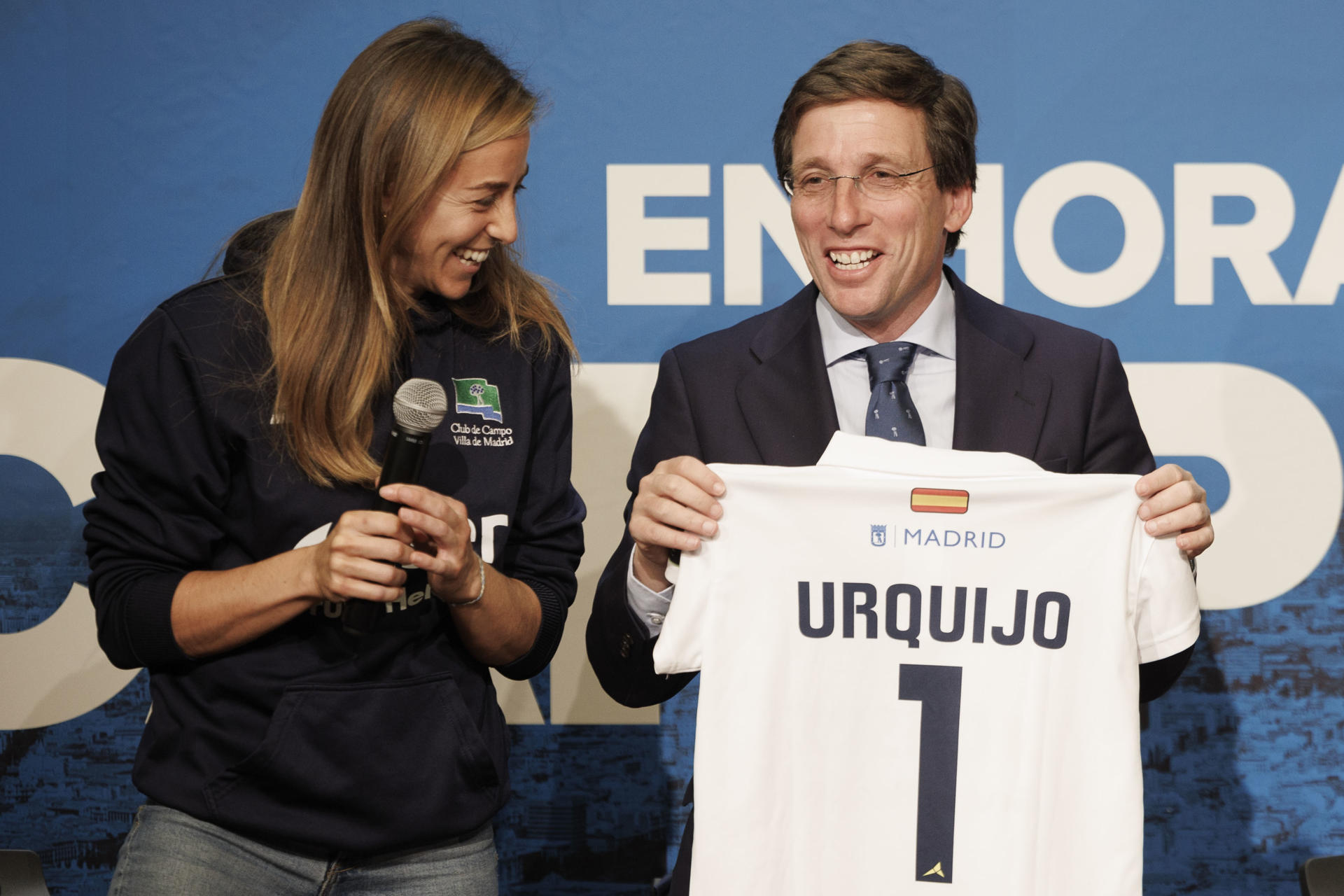 El alcalde de Madrid, José Luis Martínez-Almeida, posa con una camisa con el apellido de su prometida, junto con una de la capitanas, María López (i), durante la recepción al equipo femenino de hockey hierba del club de campo Villa de Madrid que se ha proclamado campeón de la Copa de la Reina , en Madrid, 4 de Abril de 2024. EFE/Sergio Pérez
